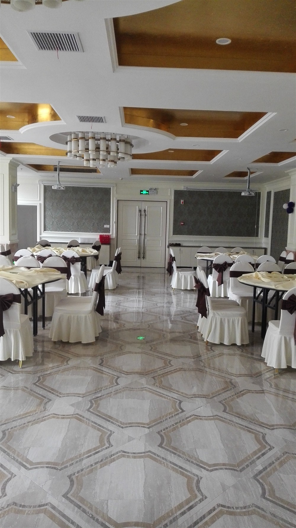 江蘇鹽城東林海岸大酒店用餐大廳實(shí)景