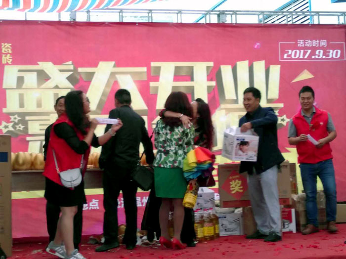 陶瓷一線品牌金艾陶瓷磚墊江店盛裝開業，惠動全城