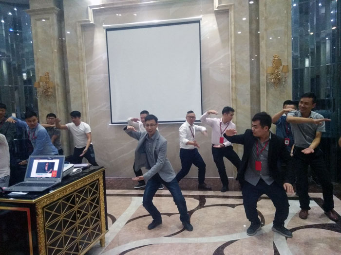 2017年11月2日晚，生命不息，學(xué)習(xí)不止金艾陶法定學(xué)習(xí)日，11月全公司人員學(xué)習(xí)會圓滿結(jié)束，一起分享《干法》，樂于工作，開心生活，即使在苦難中，只要拼命工作，就能帶來不可思議的好運。過好每一天，就是成功之道！