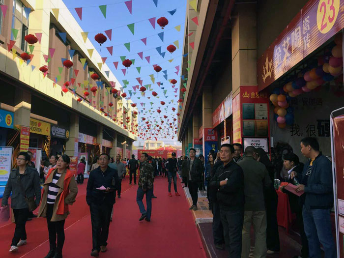 2017年11月5日,百盟光彩建材大市場邀約30家品牌商家聯合舉辦了本次的家居建材團購會,參加活動的消費者將現場的氛圍不斷推向高潮,金艾陶瓷磚品牌展位無論人氣、銷售都取得空前成功,彰顯品牌大氣風范。