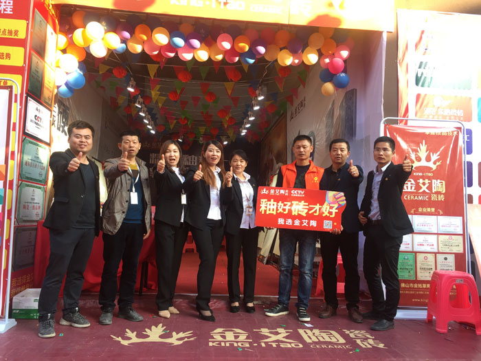 2017年11月5日,百盟光彩建材大市場邀約30家品牌商家聯合舉辦了本次的家居建材團購會,參加活動的消費者將現場的氛圍不斷推向高潮,金艾陶瓷磚品牌展位無論人氣、銷售都取得空前成功,彰顯品牌大氣風范。