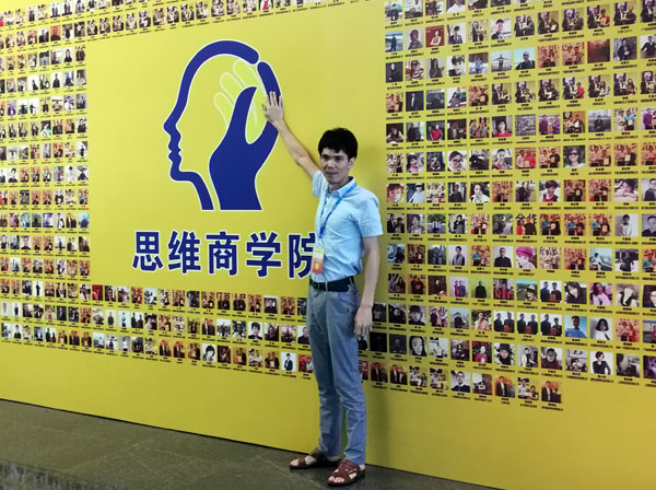 如今，80后已經(jīng)成長(zhǎng)為壯年，逐漸成為各個(gè)崗位的重要負(fù)責(zé)人，因生活的洗禮變得理性而不再?zèng)_動(dòng)。“80后”，他們青春洋溢，在各個(gè)崗位上都沖在最前線。“80后”獨(dú)具個(gè)性和魅力，已然成為各行各業(yè)主力軍代表人物。作為80后典型的創(chuàng)業(yè)成功代表陶瓷一線品牌 金艾陶瓷磚 龍川總代理吳金星與他的銷售團(tuán)隊(duì)便是其中之一。