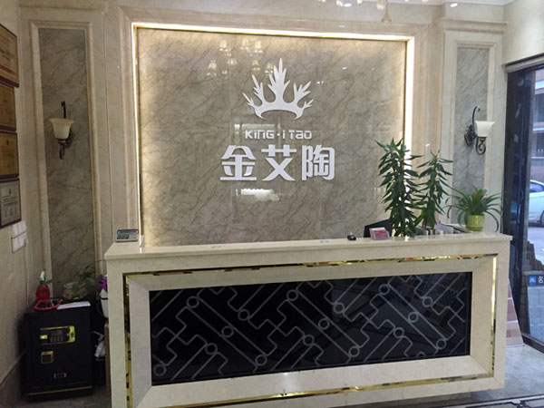 如今，80后已經(jīng)成長(zhǎng)為壯年，逐漸成為各個(gè)崗位的重要負(fù)責(zé)人，因生活的洗禮變得理性而不再?zèng)_動(dòng)。“80后”，他們青春洋溢，在各個(gè)崗位上都沖在最前線。“80后”獨(dú)具個(gè)性和魅力，已然成為各行各業(yè)主力軍代表人物。作為80后典型的創(chuàng)業(yè)成功代表陶瓷一線品牌 金艾陶瓷磚 龍川總代理吳金星與他的銷售團(tuán)隊(duì)便是其中之一。