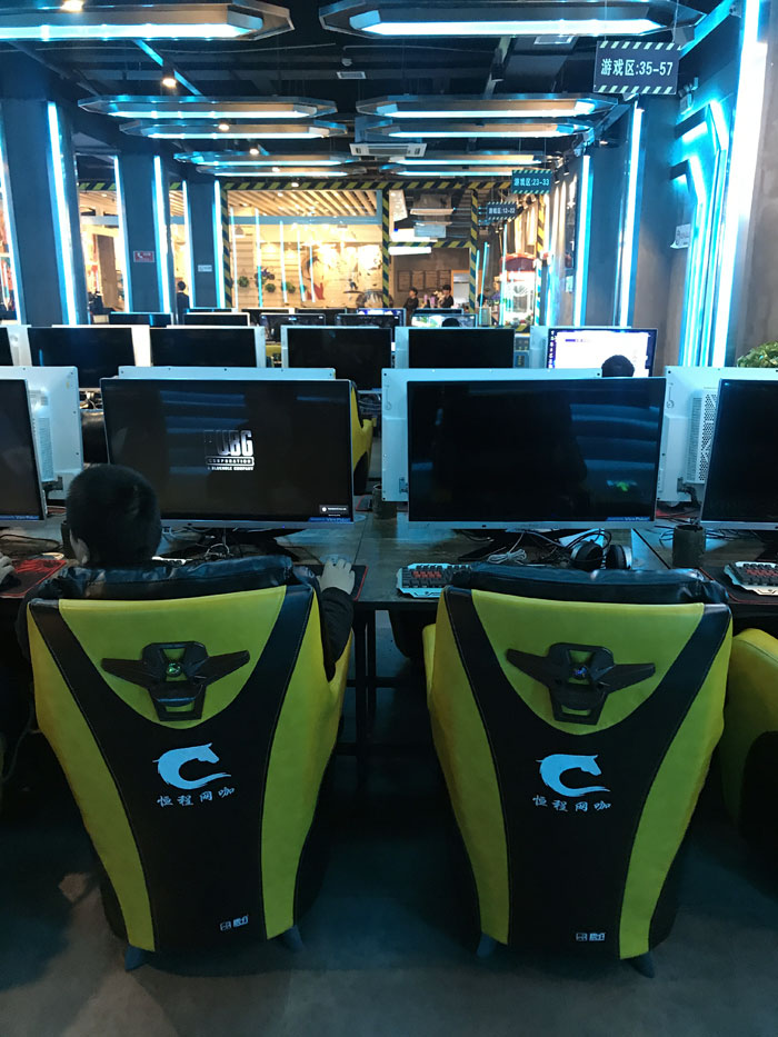 金艾陶現代仿古磚案例:別說了,一起去這個1000方的網咖開黑!