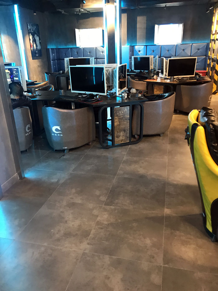 金艾陶現代仿古磚案例:別說了,一起去這個1000方的網咖開黑!