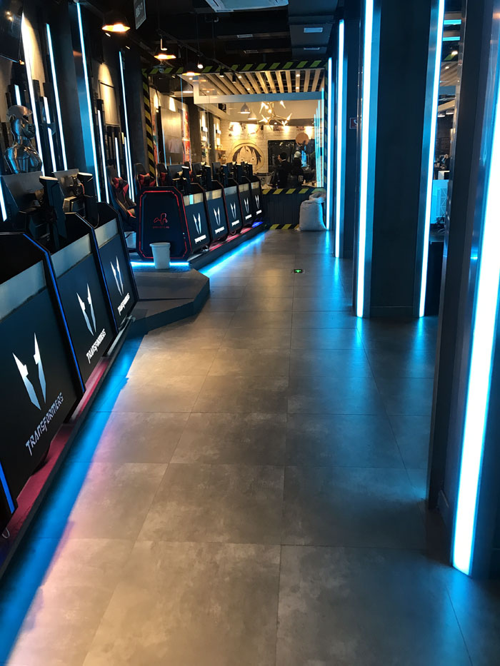 金艾陶現代仿古磚案例:別說了,一起去這個1000方的網咖開黑!